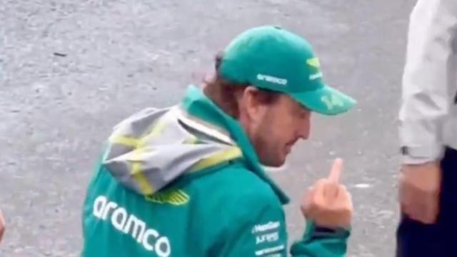 Fernando Alonso cazado haciendo una peineta a un miembro de Aston Martin