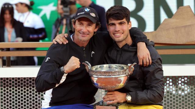 Juan Carlos Ferrero y Carlos Alcaraz posan con el trofeo de Roland Garros.