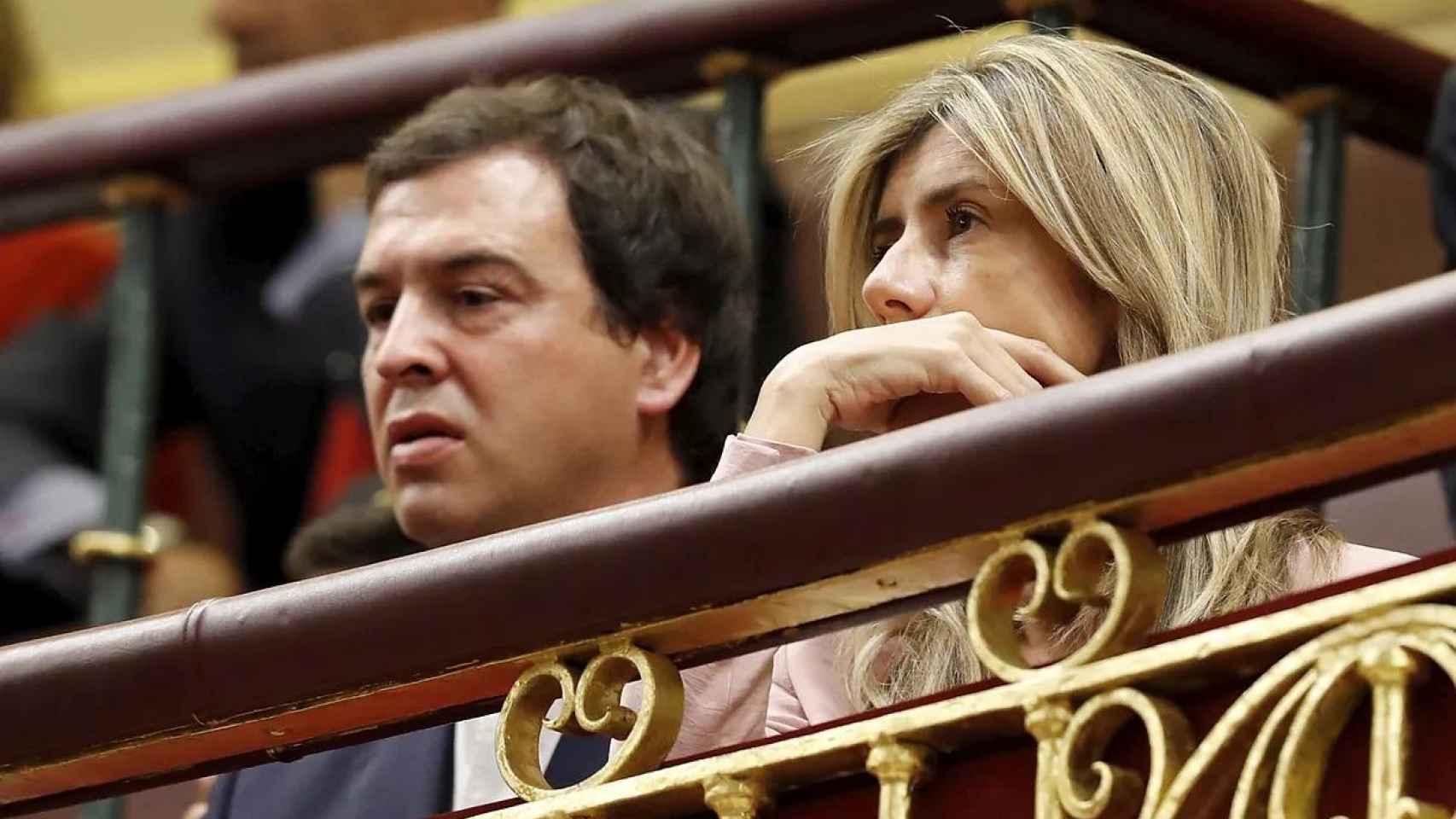 David Sánchez, el hermano del presidente, junto a Begoña Gómez en el pleno de investidura de 2019