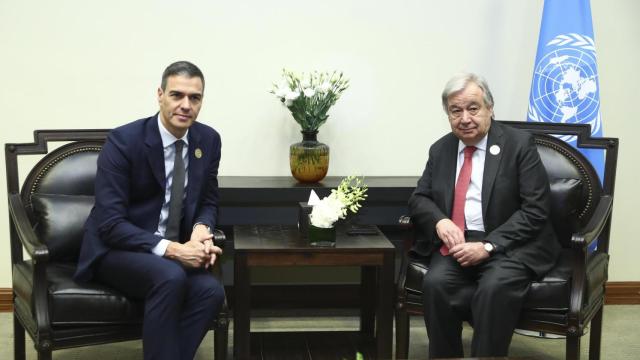 El presidente del Gobierno, Pedro Sánchez, este martes con el secretario general de la ONU, António Guterres, en Jordania.
