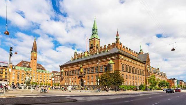Vista de la Plaza del Ayuntamiento de la ciudad de Copenhague.