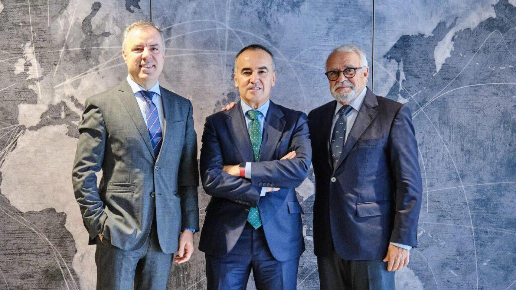 De izquierda a derecha: Raúl Arévalo, director general corporativo; Francisco Cuervas, CEO de la compañía y Carlos Alejo, presidente de Ghenova.