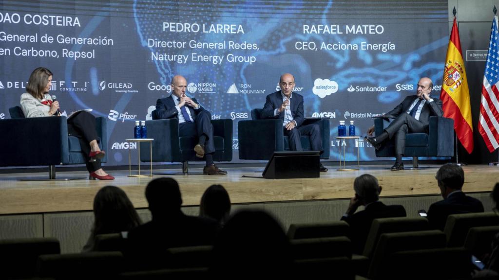 La presidenta de OMIE, Carmen Becerril; el director general de Generación Baja en Carbono de Repsol, Joao Costeira; el director general de Redes de Naturgy Energy Group, Pedro Larrea, y el CEO de Acciona Energía, Rafael Mateo, intervienen en el Encuentro Informativo de la Amcham, ‘Global Trends 2024’.