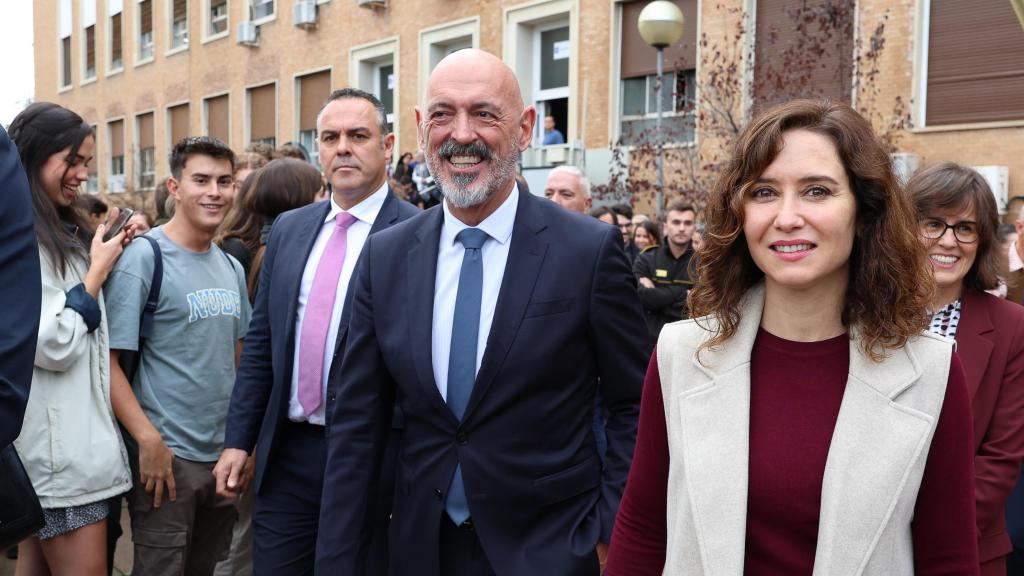 La presidenta de la Comunidad de Madrid, Isabel Díaz Ayuso  y el rector de la Universidad Complutense de Madrid, Joaquín Goyache, en una fotografía de archivo de octubre de 2023.