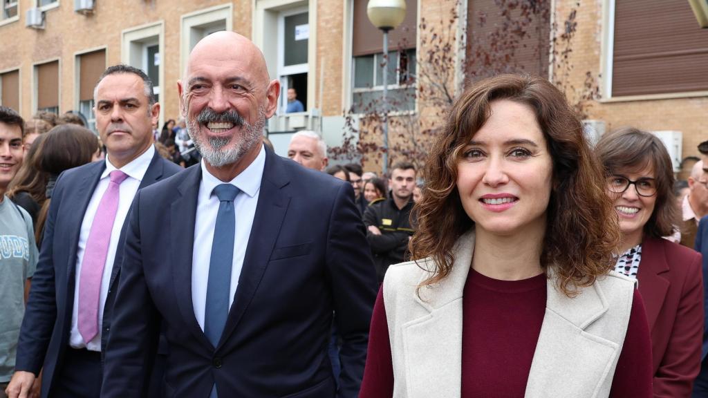 La presidenta de la Comunidad de Madrid, Isabel Díaz Ayuso y el rector de la Universidad Complutense de Madrid, Joaquín Goyache, en una fotografía de archivo de octubre de 2023.