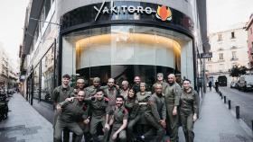 El equipo del restaurante en la entrada de Yakitoro.