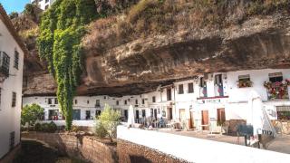 Este es uno de los pueblos más increíbles de España: tiene una de las calles más bonitas del mundo con un cielo de piedra