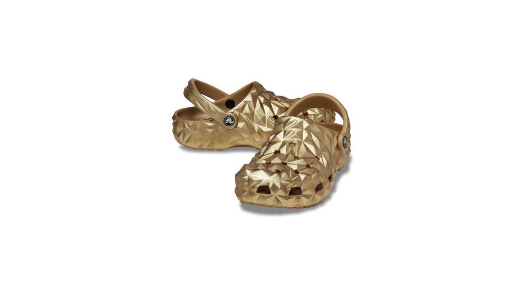 Crocs unisex en dorado metálico (64,90 €).