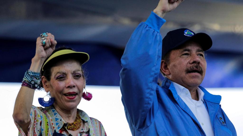 El presidente de Nicaragua, Daniel Ortega, junto a su mujer y vicepresidenta del país, Rosario Murillo