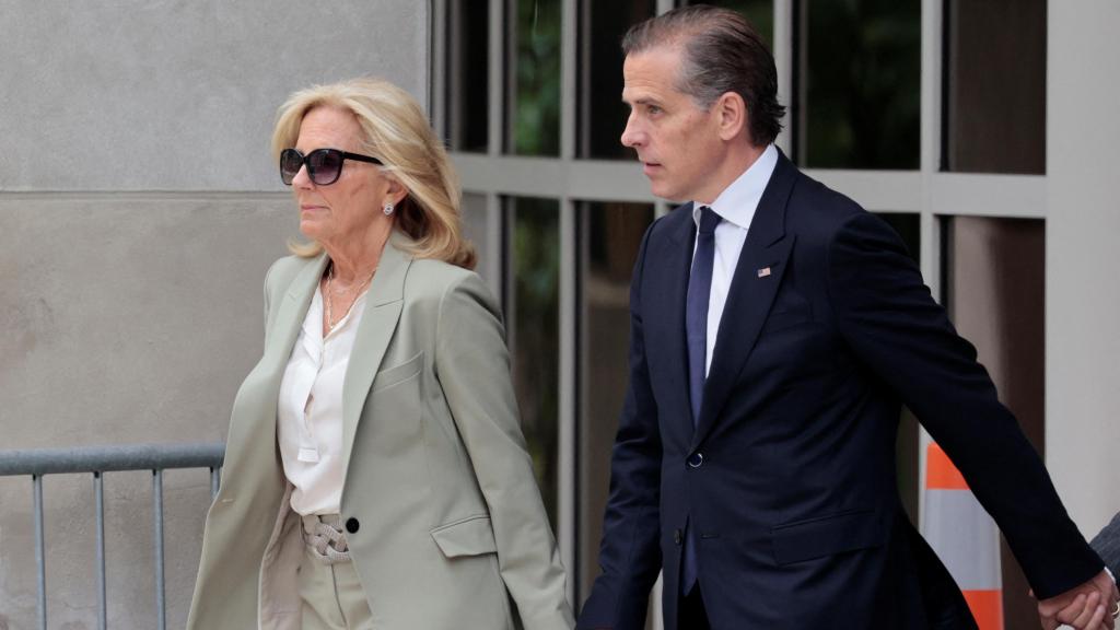 Hunter y Jill Biden, hijo y esposa del presidente de EEUU, abandonan el tribunal federal de Wilmington (Delaware).