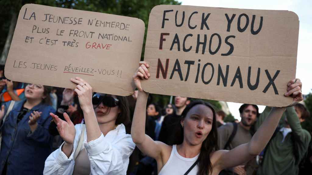 Jóvenes protestan contra el partido de extrema derecha Agrupación Nacional, de Marine Le Pen, en París este lunes.