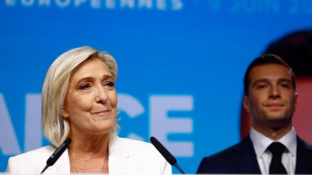 La derecha francesa se plantea presentarse a las legislativas con el partido de Le Pen
