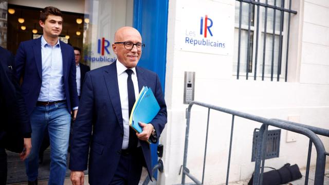 El presidente de Los Republicanos, Éric Ciotti, saliendo de la sede del partido en París.