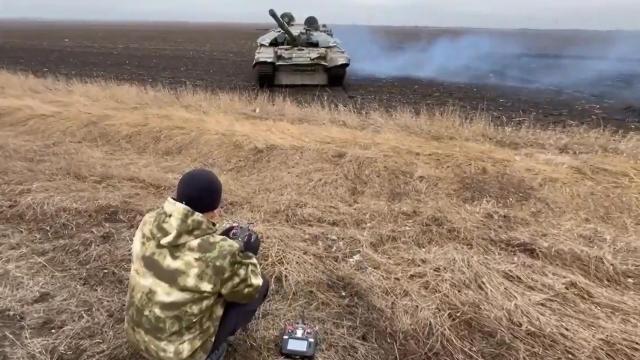 Tanque ruso con un soldado radiocontrolándolo
