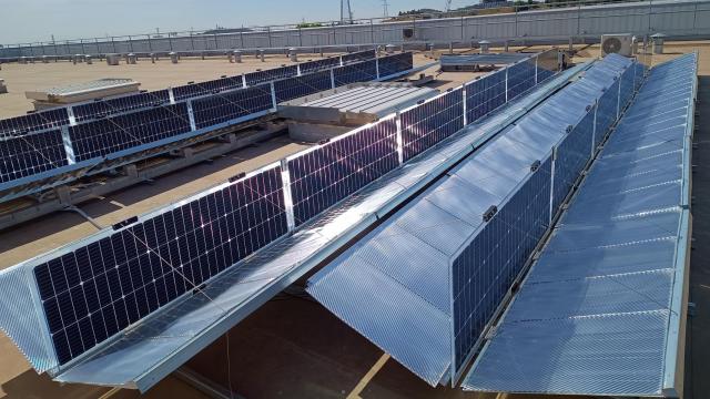 Las placas solares bifaciales de FutureVoltaics se colocan en vertical y reciben luz de los reflectores