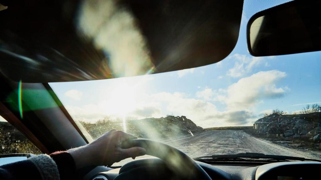 El sol deslumbra a un conductor en la carretera