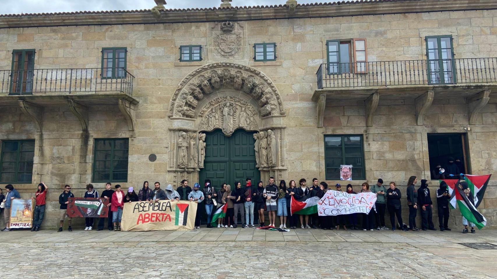 Concentración de estudiantes pro Palestina frente al rectorado de la USC.