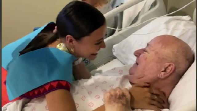 El emotivo gesto de una gallega con sus abuelos se viraliza en TikTok.