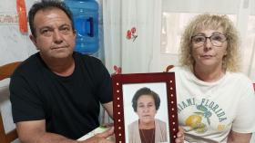 Andrés Pelegrín, este martes, junto a su esposa, Josefa Serrano, mostrando un retrato de la difunta Carmen.