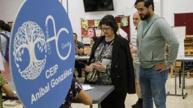 Alvise Pérez vota junto a su madre en el CEIP Aníbal González de El Plantinar.