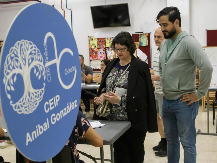 Alvise Pérez vota junto a su madre en el CEIP Aníbal González de El Plantinar.