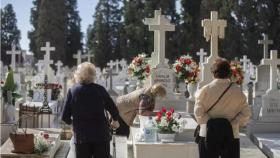 Mujeres en el cementerio de Sevilla.