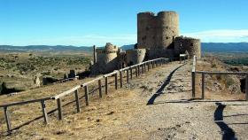 La muralla y el castillo del impresionante pueblo medieval de España.