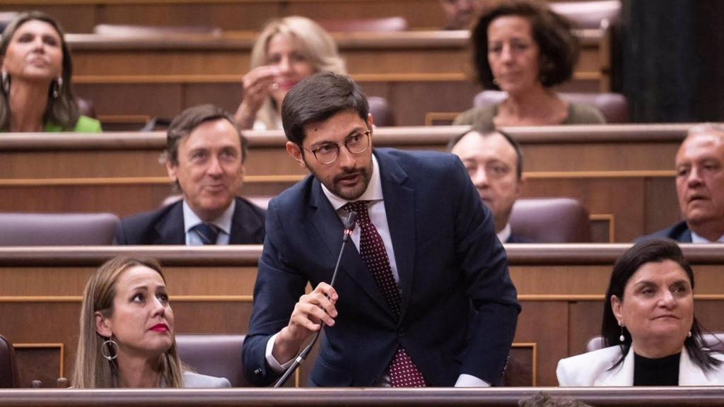 El concejal arousano del PP, Juan Andrés Bayón, tomó posesión como diputado en el Congreso, en sustitución de Ana Pastor.