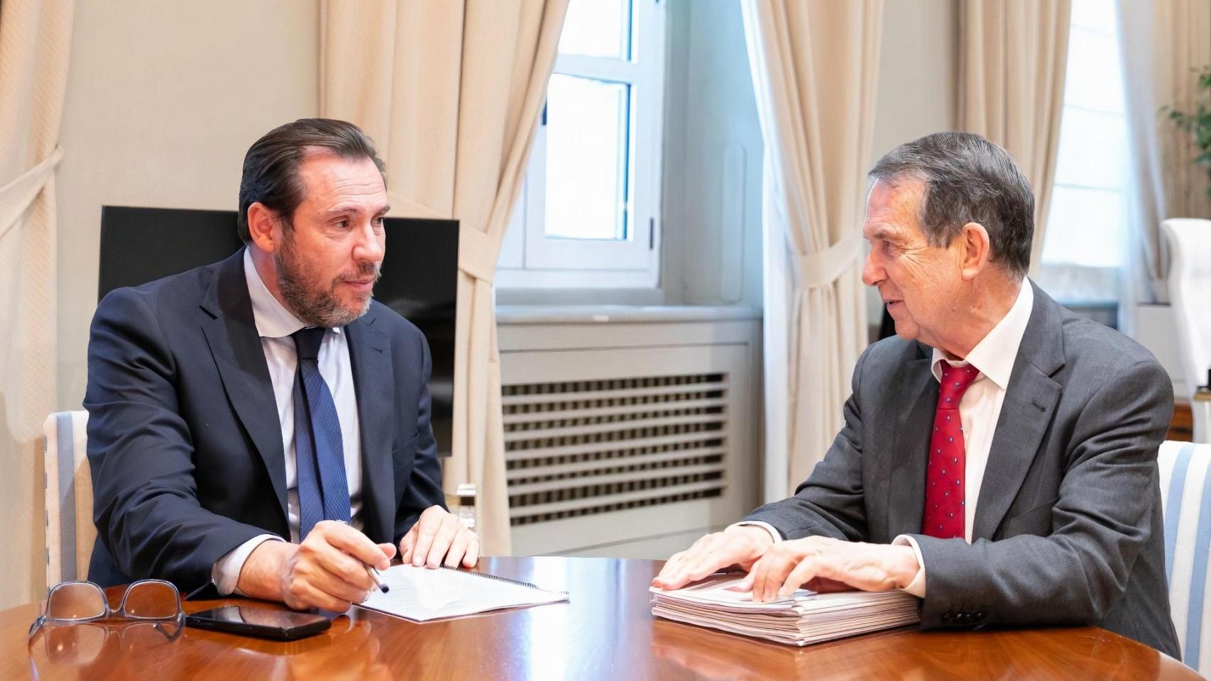 Imagen de la reunión entre el ministro de Transportes, Óscar Puente, y Abel Caballero.