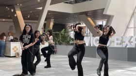 Un grupo baila durante la edición de K-Pop en la calle, en 2023