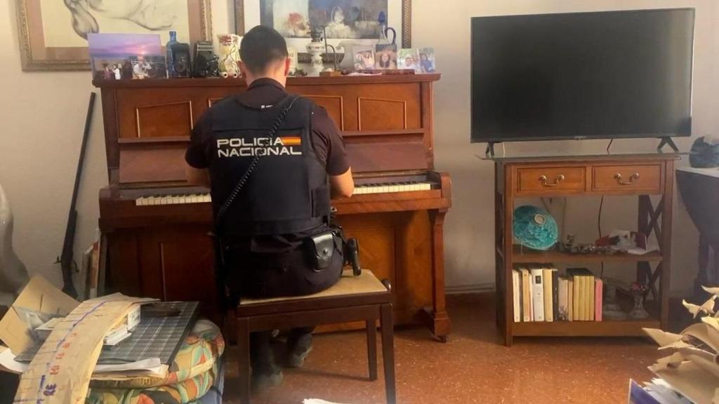 Un policía calma tocando el piano a una anciana a la que habían intentado robar en su vivienda.