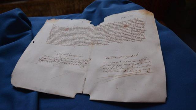 Uno de los facsímiles escritos por Isabel la Católica expuestos en la Diputación de Toledo.