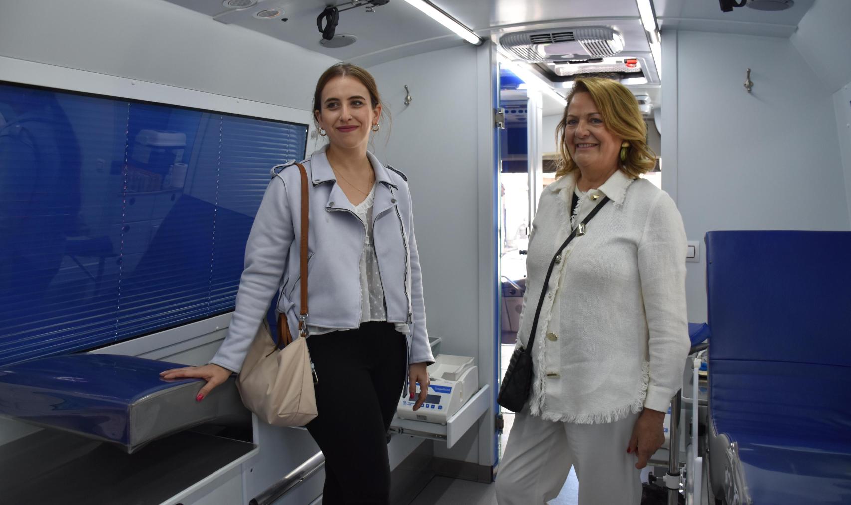 La directora de Chemcyl, Lydia Blanco; y la presidenta de la Hermandad de Donantes de Valladolid, Elizabet Arija, en el autobús de Chemcyl