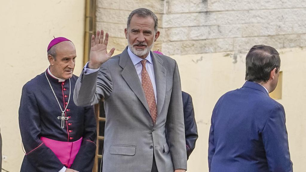 El rey Felipe VI saluda a los asistentes a la inauguración de Las Edades del Hombre, este miércoles en Villafranca del Bierzo