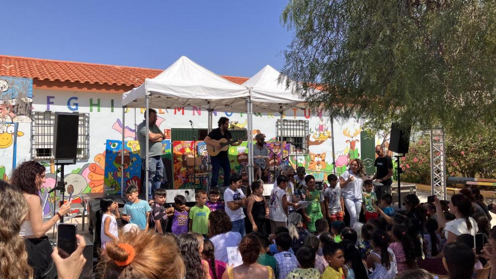 Los niños del colegio de Los Asperones cantando una canción con EL Kanka