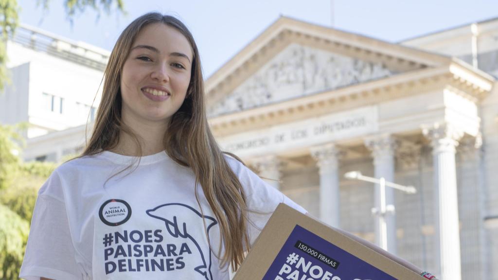 La activista, fotografiada frente al Congreso de los Diputados.