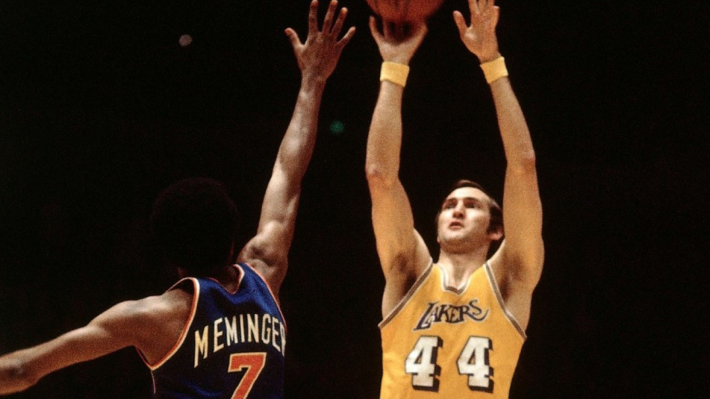 Jerry West lanza a canasta durante un encuentro con los Lakers.