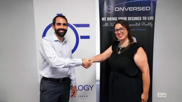 La firma del acuerdo entre Fundalogy y la startup Onversed.