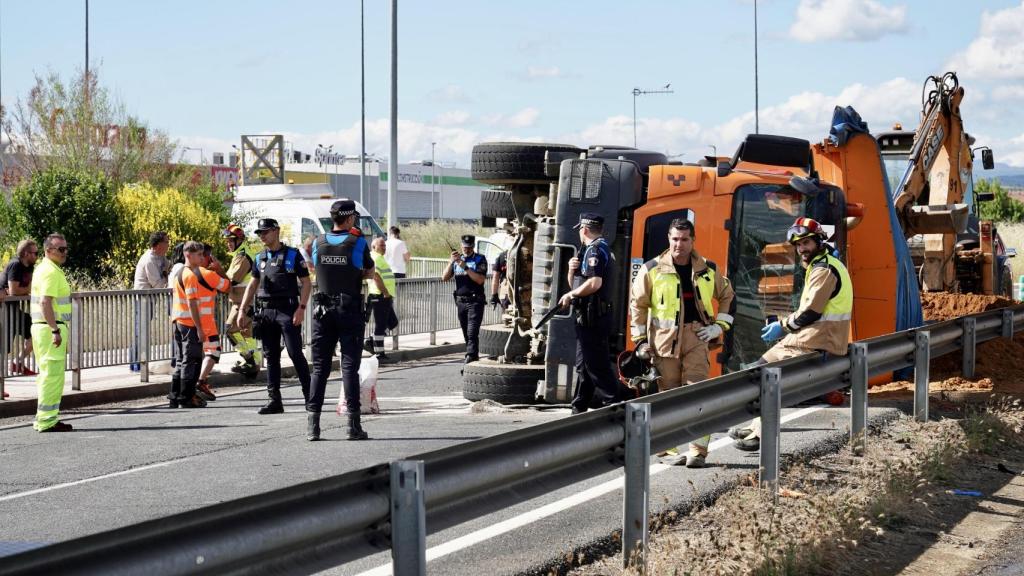 Los efectivos de emergencias trabajan en el lugar del accidente en León