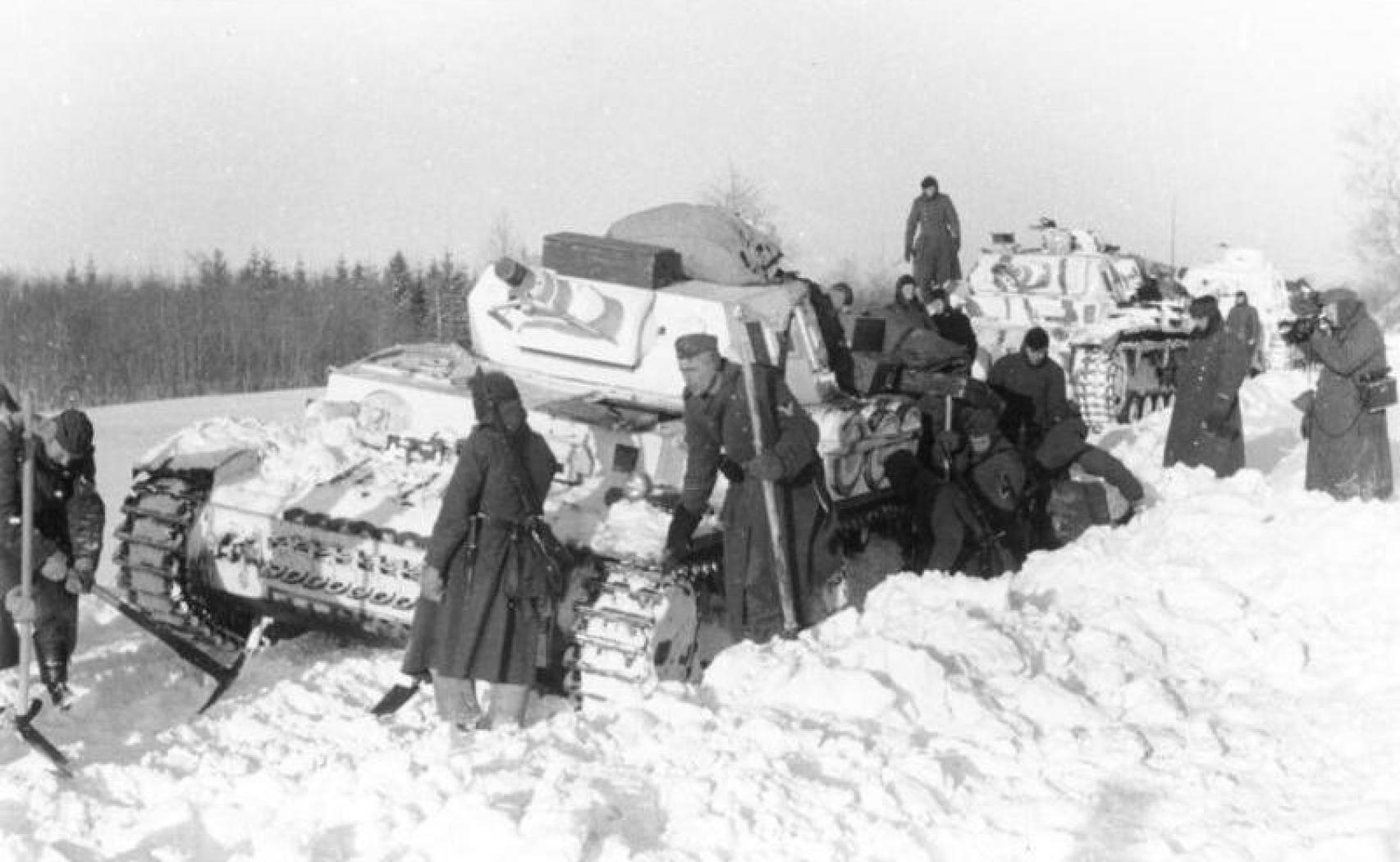 Panzer alemanes atrapados en la nieve durante la invasión de la Unión Soviética.
