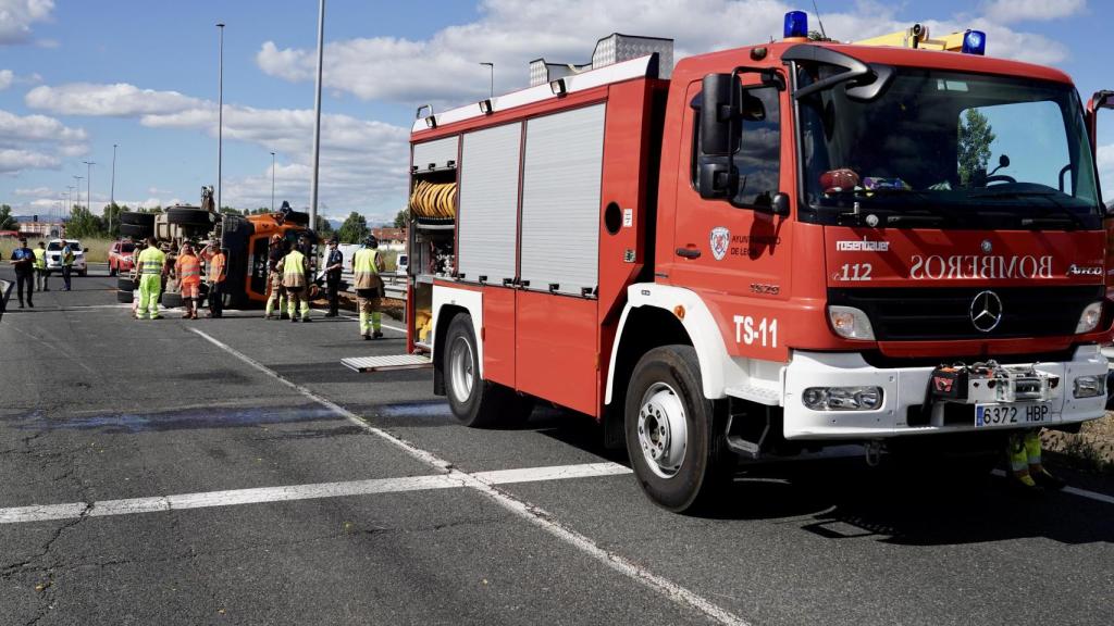 Los bomberos han tenido que actuar en el accidente de un camión en León
