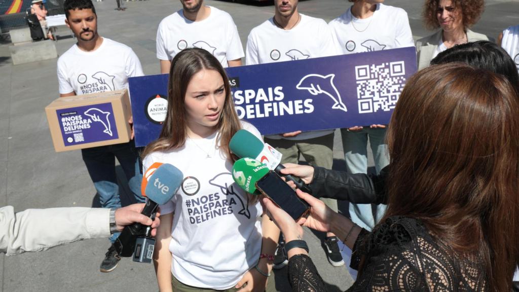 Olivia Mandle, entrevistada mientras hace campaña por la prohibición del cautiverio de delfines en España.