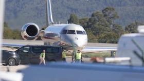 El rey emérito llega al aeropuerto de Peinador (Vigo) en una foto de archivo.