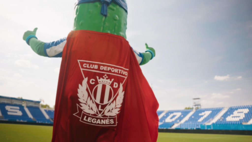 Superpepino, con una bandera del Leganés.