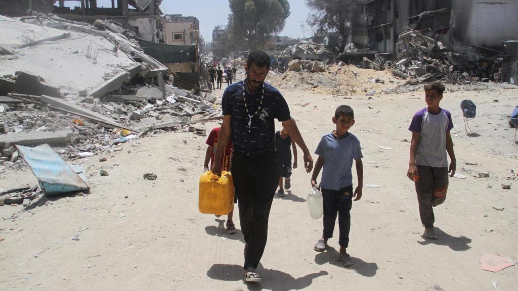 Una familia palestina busca agua cerca del campo de refugiados de Jabalia.