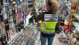 Detenidas 3 personas por vender falsificaciones en tiendas de Benidorm: 3.500 artículos intervenidos