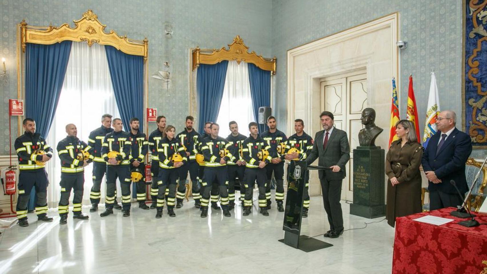 El alcalde en la toma de posesión de nuevos efectivos del SPEIS en el mandato anterior.