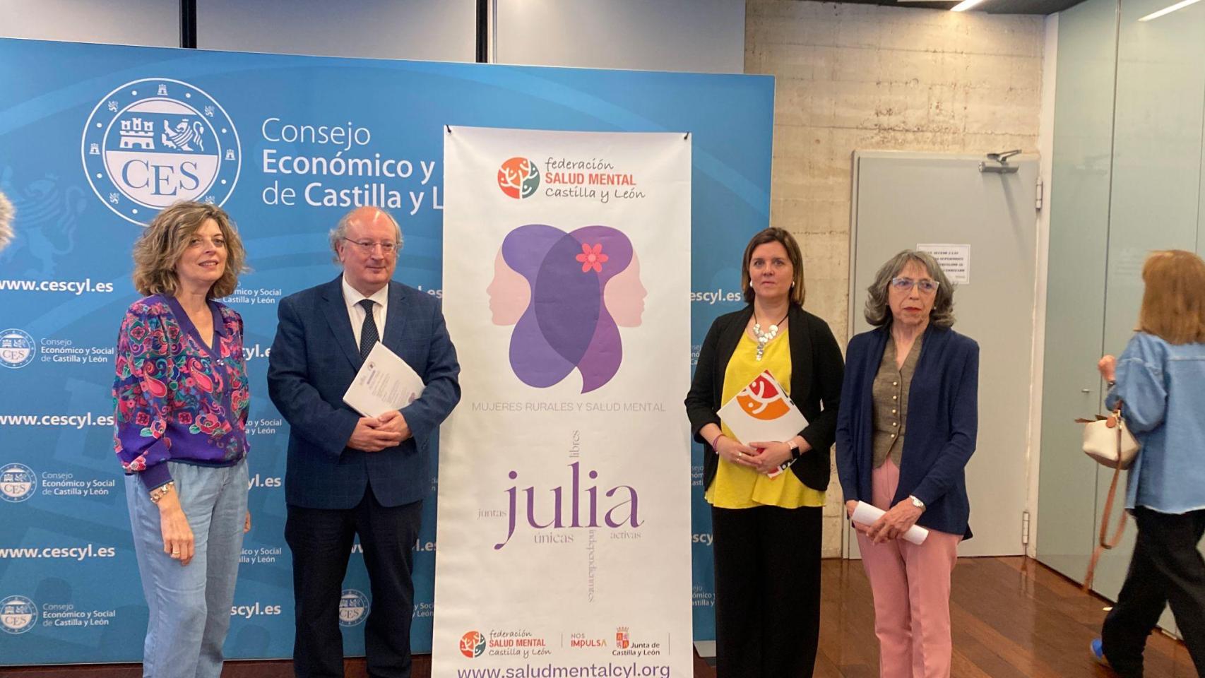 La directora general de la Mujer de la Junta, Victoria Moreno, el presidente del CES, Enrique Cabero, y la coordinadora del proyecto Julia, Patricia Quintanilla, presentan los resultados
