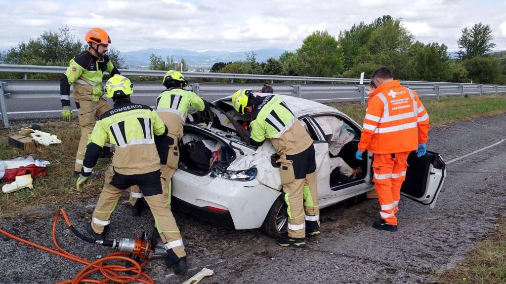 Bomberos y personal sanitario rescatando a los heridos