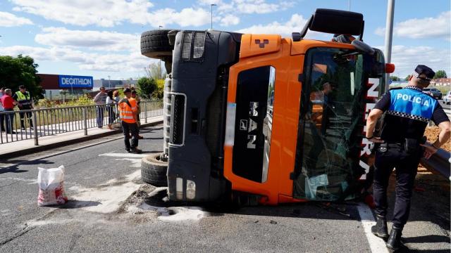 Imagen del camión tras el vuelco en una rotonda de León